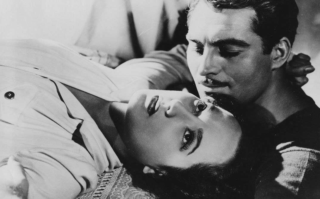 Filmstill aus LYDIA: Eine Frau liegt auf einem Sofa, neben ihr ein Mann, der sie betrachtet.