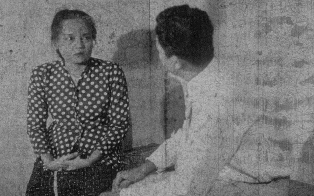 Film still from DR. SAMSI: A woman and a man in conversation.