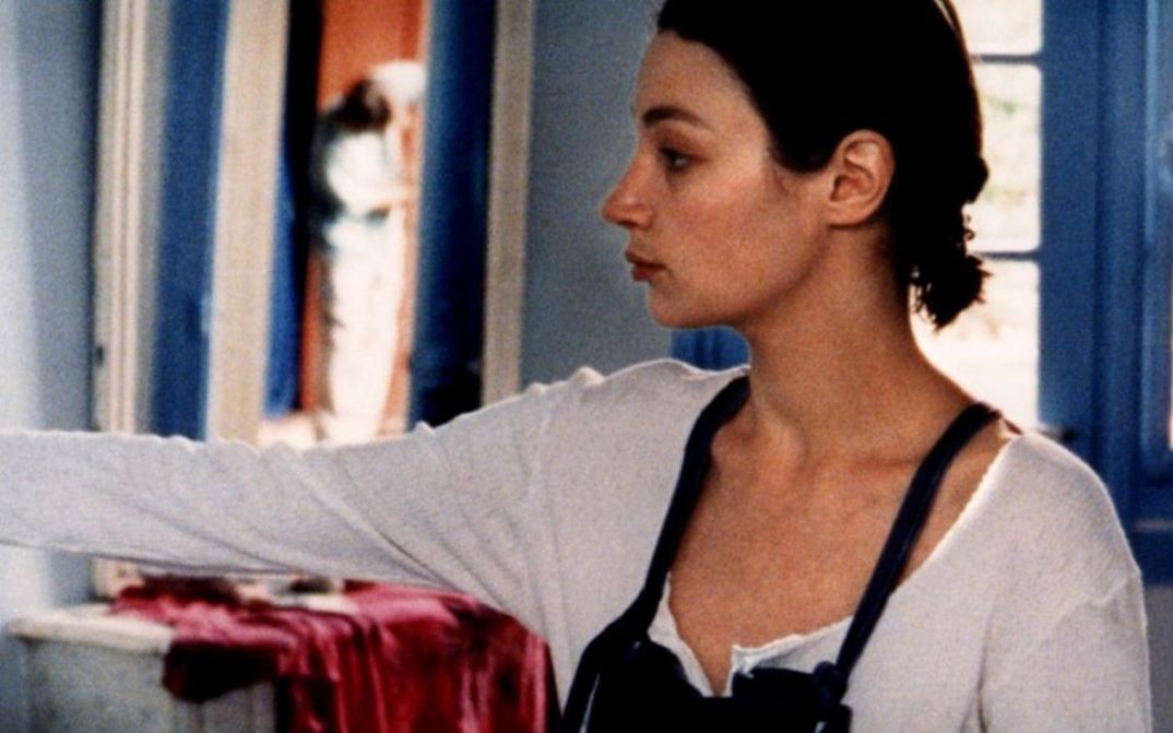 Film still from MANGE TA SOUPE. Profile picture of Jeanne Balibar.