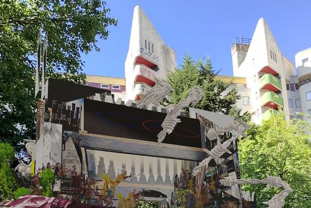 Filmstill aus dem Film „Alternatives Denkmal für Deutschland (ADfD)“ von Alternative Monument. In einer realen urbanen Umgebung erhebt sich ein Portal in erweiterter Realität, das aus einem mit Efeu bewachsenen Mosaik aus Bildschirmen besteht. Überdimensionaler Stacheldraht ragt daraus hervor, während rosa Wasserkreaturen durch diese Struktur schweben, vor der ein Mann steht.