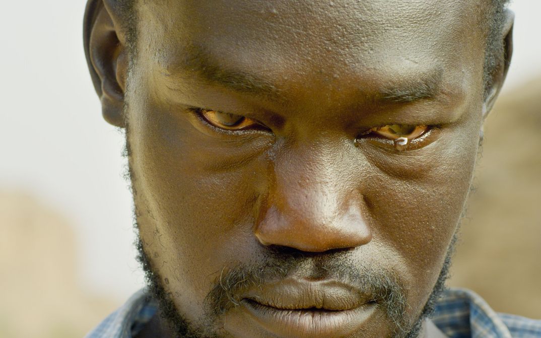 Filmstill aus THE DAM: Nahaufnahme eines Mannes mit einer Träne in den Augenwinkeln.