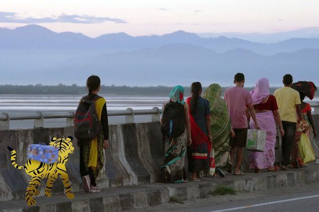 Gruppe von Personen über eine Brücke, hinter ihnen ein gezeichneter Tiger.