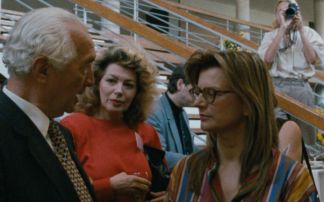 Film still from DIE DEUTSCHEN UND IHRE MÄNNER: Two women in conversation with an older man.
