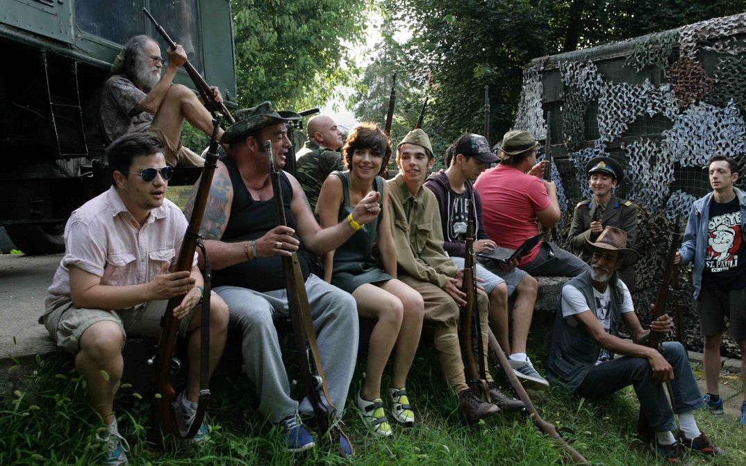 Filmstill from „ÎMI ESTE INDIFERENT DACĂ ÎN ISTORIE VOM INTRA CA BARBARI“ („I Do Not Care, If We Go Down In History As Barbarians“
