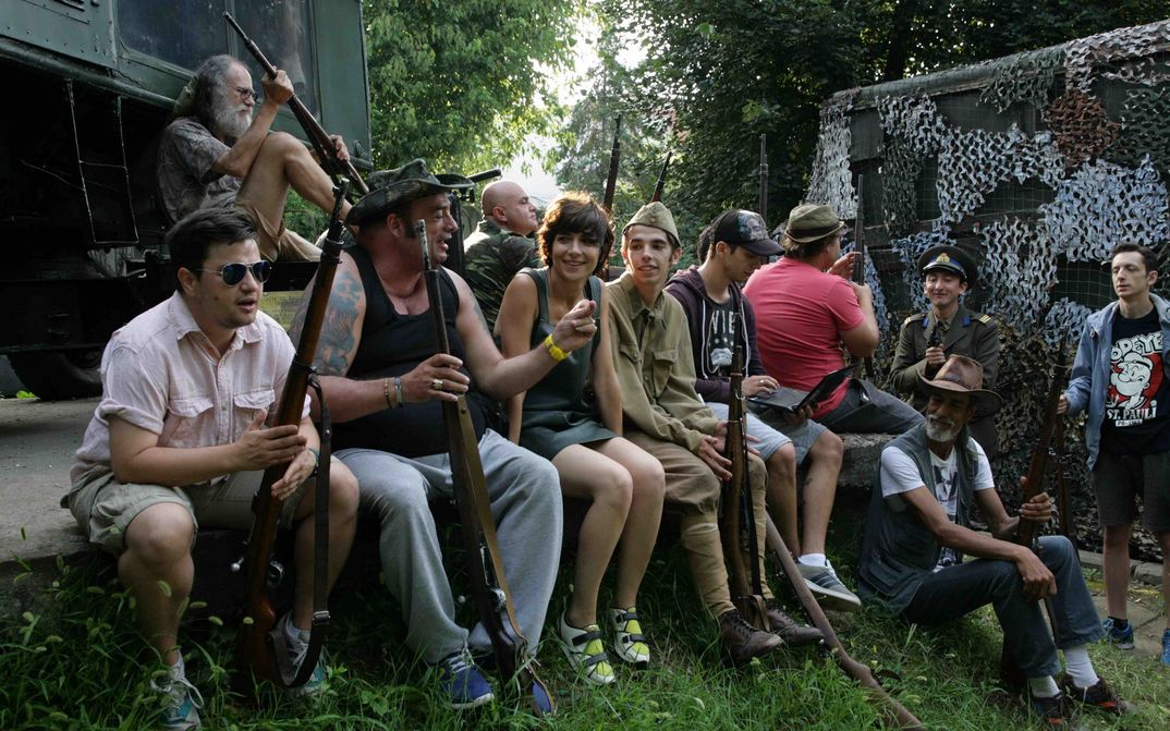 Filmstill from „ÎMI ESTE INDIFERENT DACĂ ÎN ISTORIE VOM INTRA CA BARBARI“ („I Do Not Care, If We Go Down In History As Barbarians“