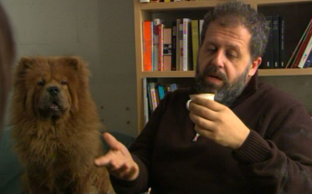 Film still from Ayşe Erkmen’s film “Coffee ”.