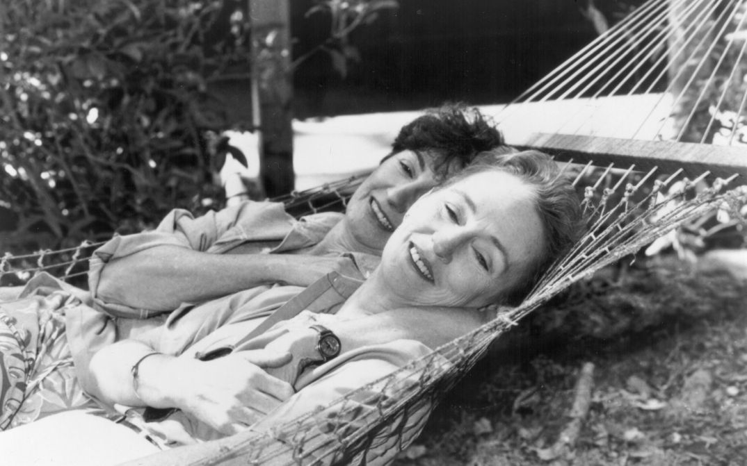 Film still from MURDER and murder: Two women are lying in a hammock.