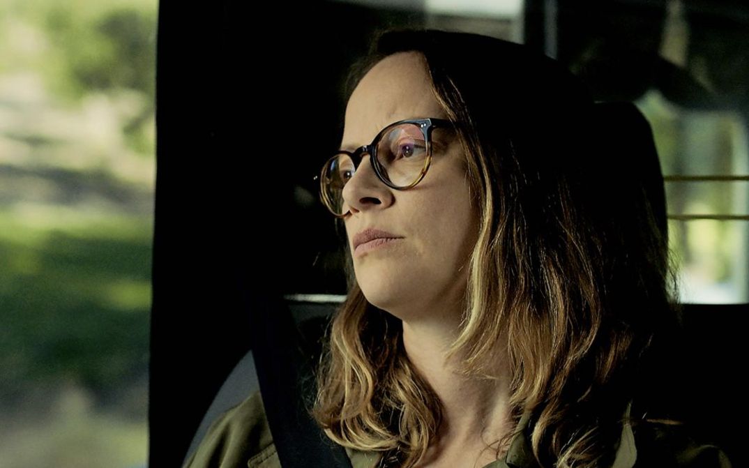 Filmstill from "Cidade Rabat" by Susana Nobre. A woman looks pensively out of the window of a car.