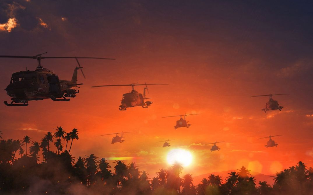 Filmstill aus APOCALYPSE NOW: Mehrere Helikopter fliegen über Palmen in einem orangefarbenen Himmel.