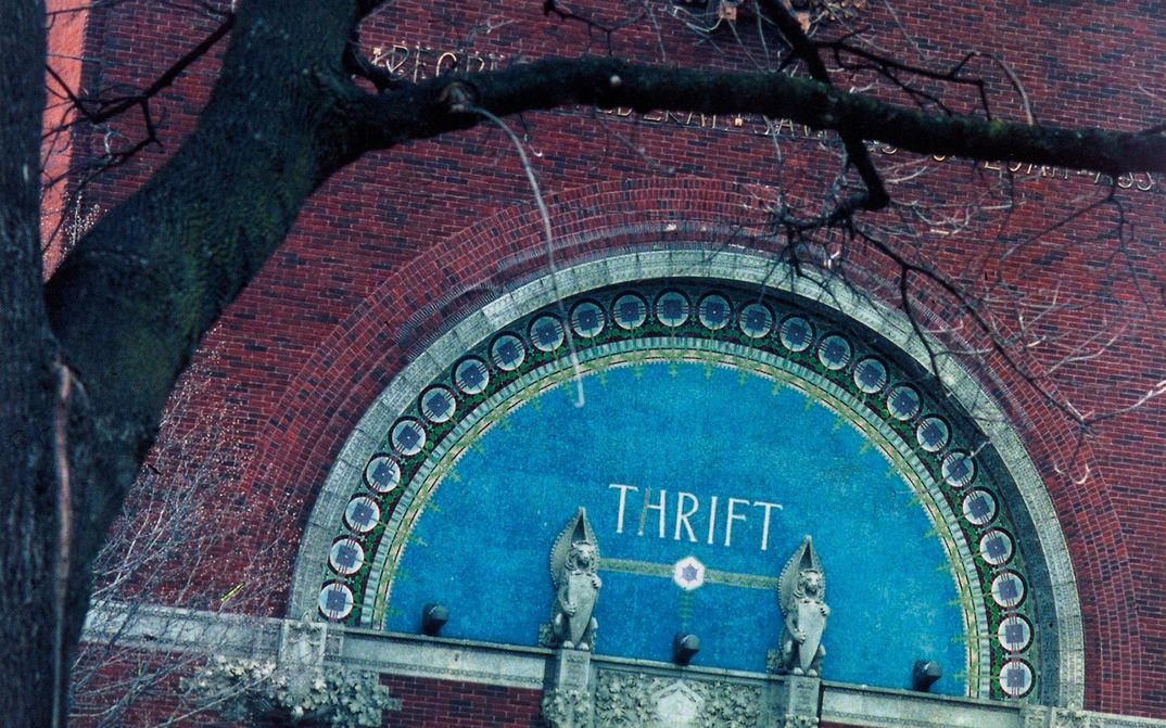 Film still from SULLIVANS BANKEN: You can see part of a building designed by Louis H. Sullivan.