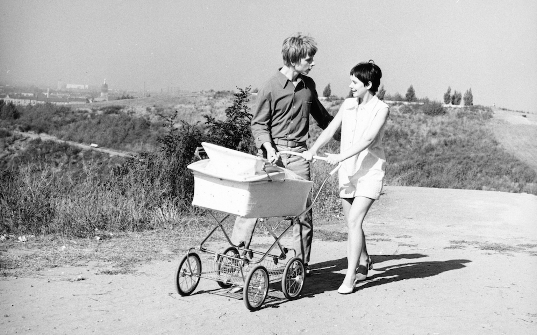 Film still from MEIN LIEBER ROBINSON: A young couple with a stroller.