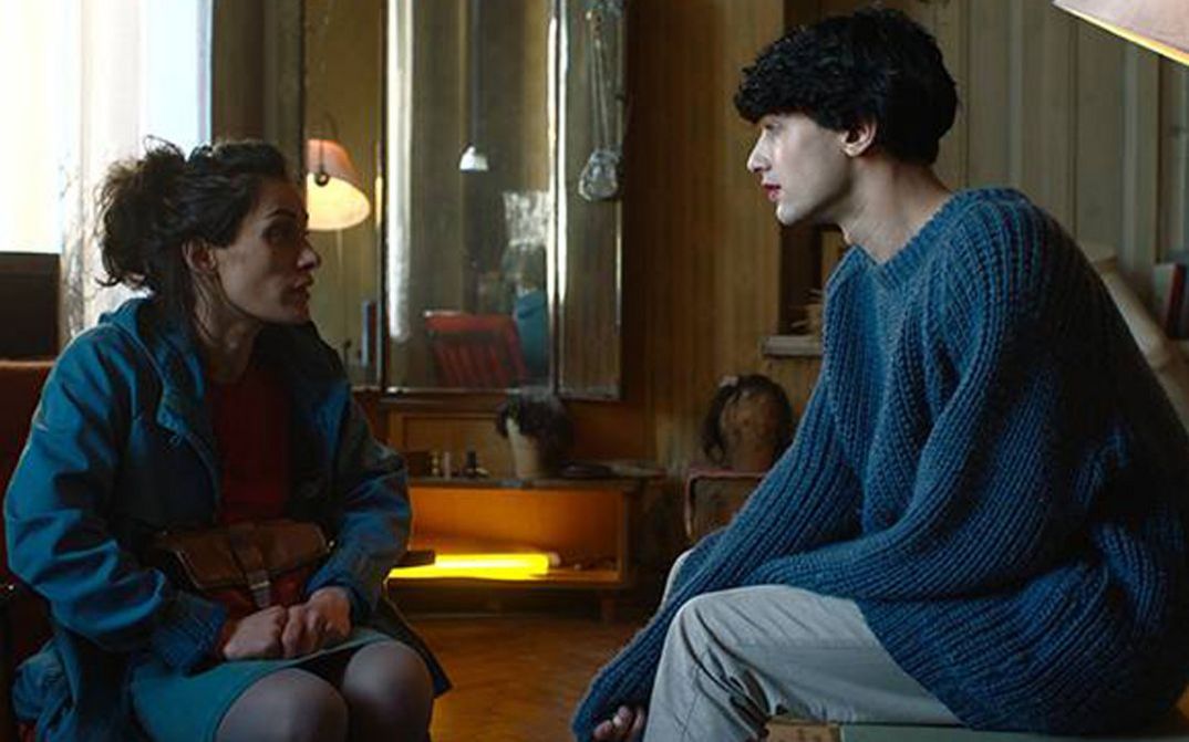 Filmstill aus INHALE – EXHALE. Eie Frau und ein Mann unterhalten sich in einer Wohnung.