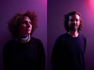 Portraits von Ala Younis und Ulrich Ziemons in violettem Licht