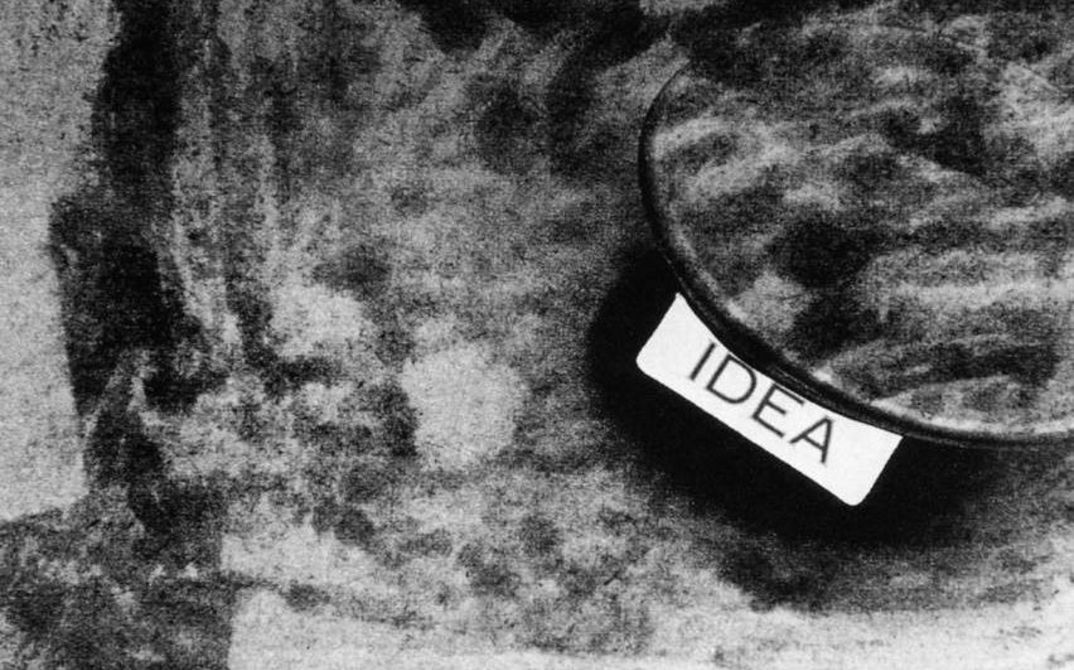 Unsharp shades of black and white, the word "idea" in capital letters