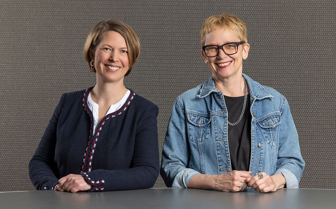 Foto des neuen Vorstands des Arsenal: links Anna Mallmann, rechts Stefanie Schulte Strathaus.