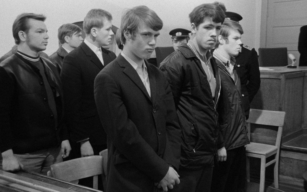 Film still from IN SACHEN H. UND ACHT ANDERER: A group of young people are on trial.