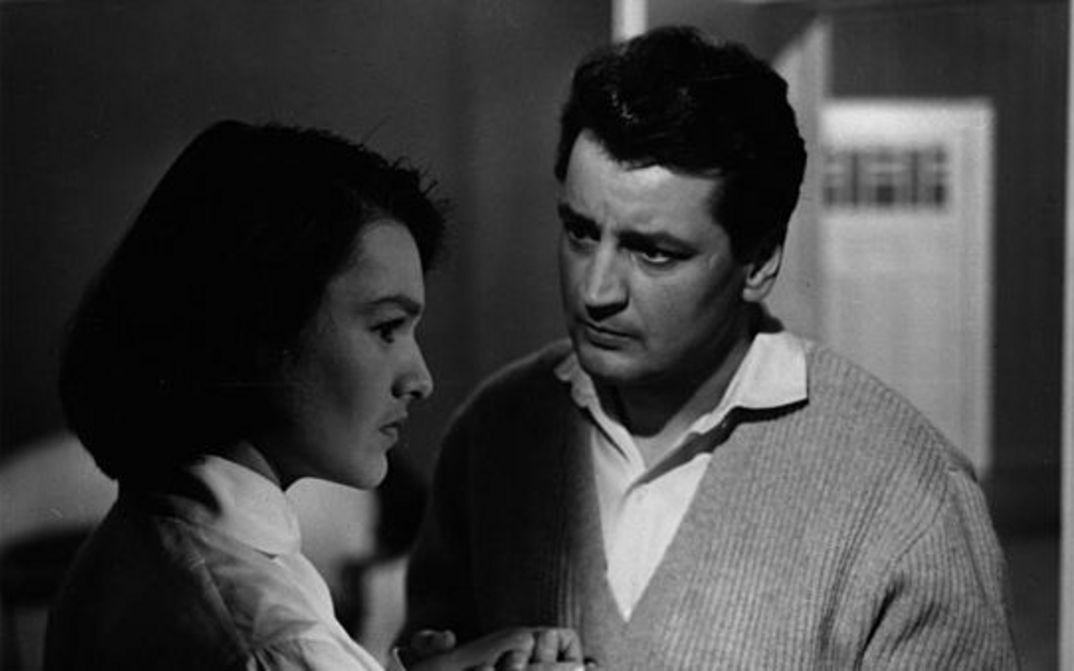 Film still from BEGEGNUNG IM ZWIELICHT: A man and a woman are facing each other.