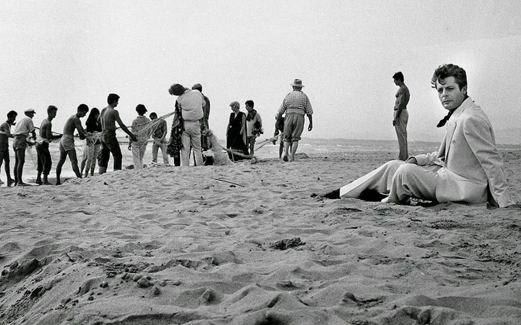 Federico Fellini's La Dolce Vita depicts the suicide of an