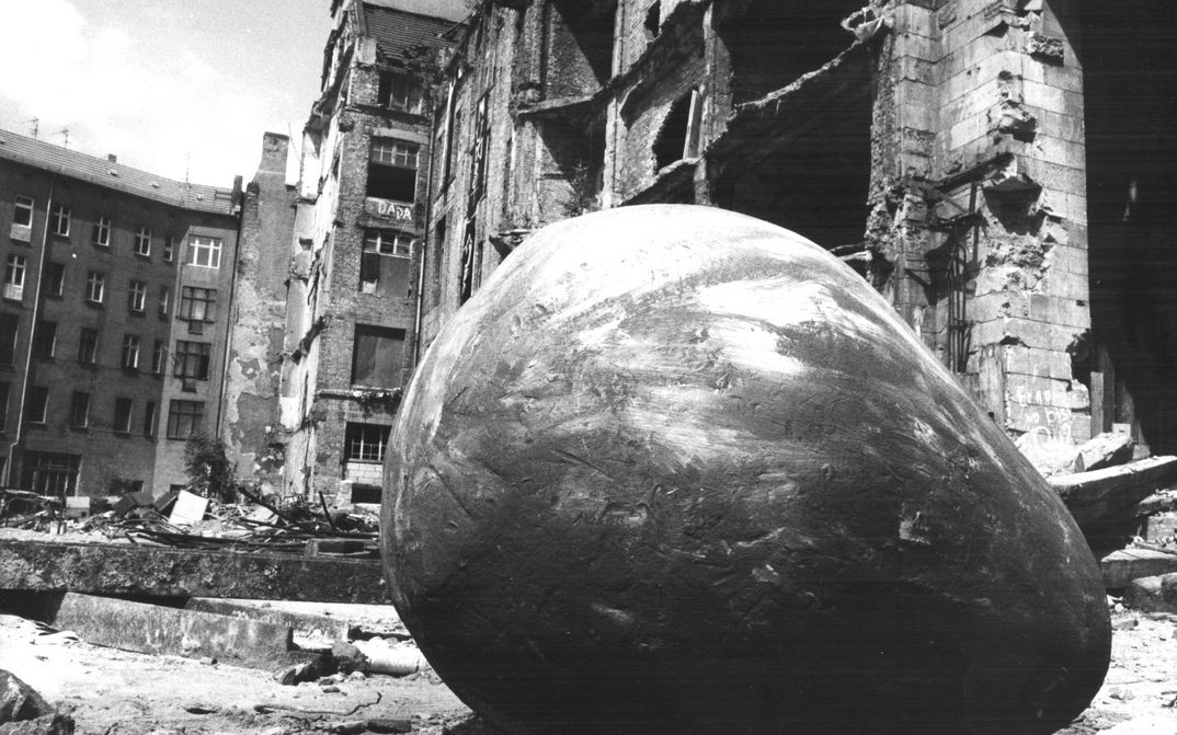 Filmstill from ERLIN – PRENZLAUER BERG: BEGEGNUNGEN ZWISCHEN DEM 1. MAI UND DEM 1. JULI 1990