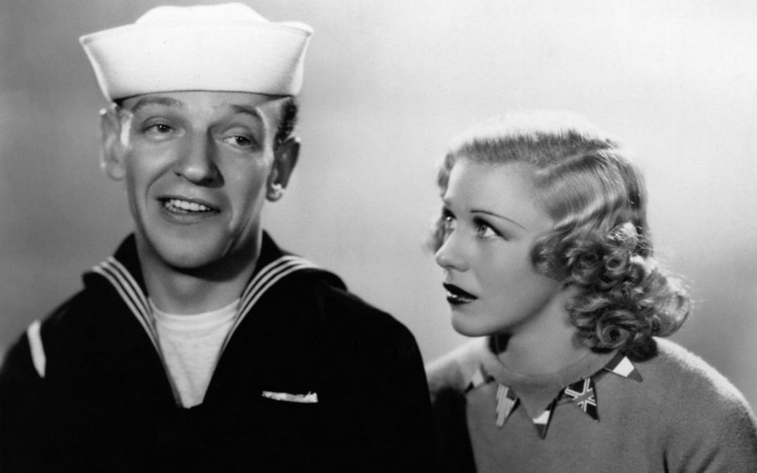 Filmstill aus FOLLOW THE FLEET. Fred Astaire trägt einen Matrosenanzug, Ginger Rogers blickt ihn an.