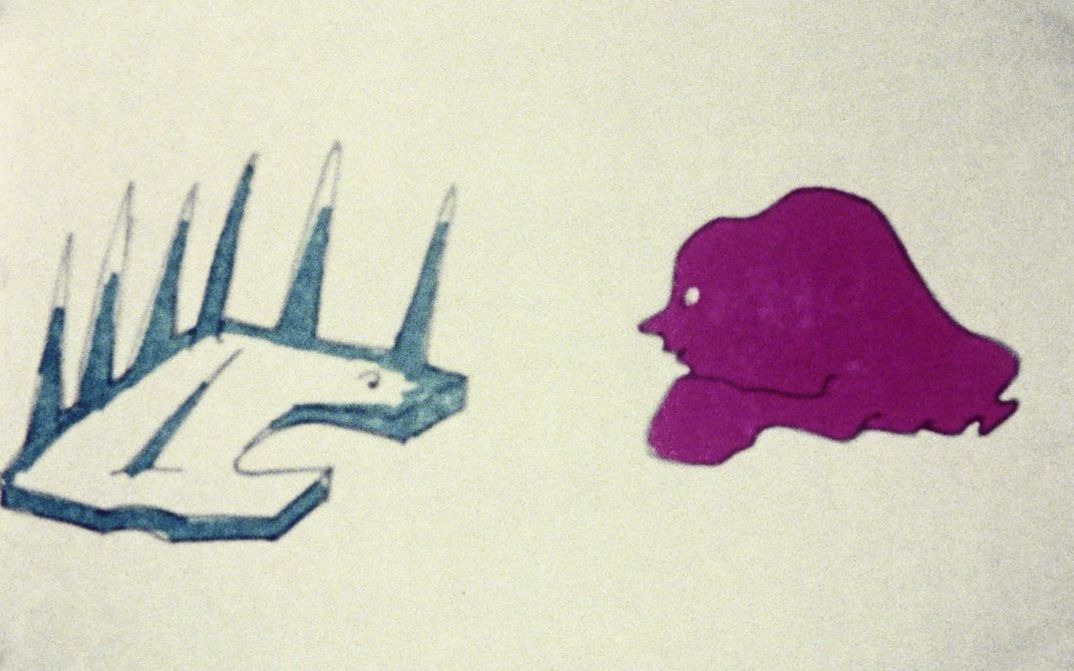 Filmstill aus "Encounter" von Maria Lassnig. Zu sehen ist eine gezeichnete Animation von zwei Figuren. Ein Quadrat mit Stacheln und einem Gesicht und ein pinkfarbener Klecks mit einem Gesicht. Sie sehen sich gegenseitig an.